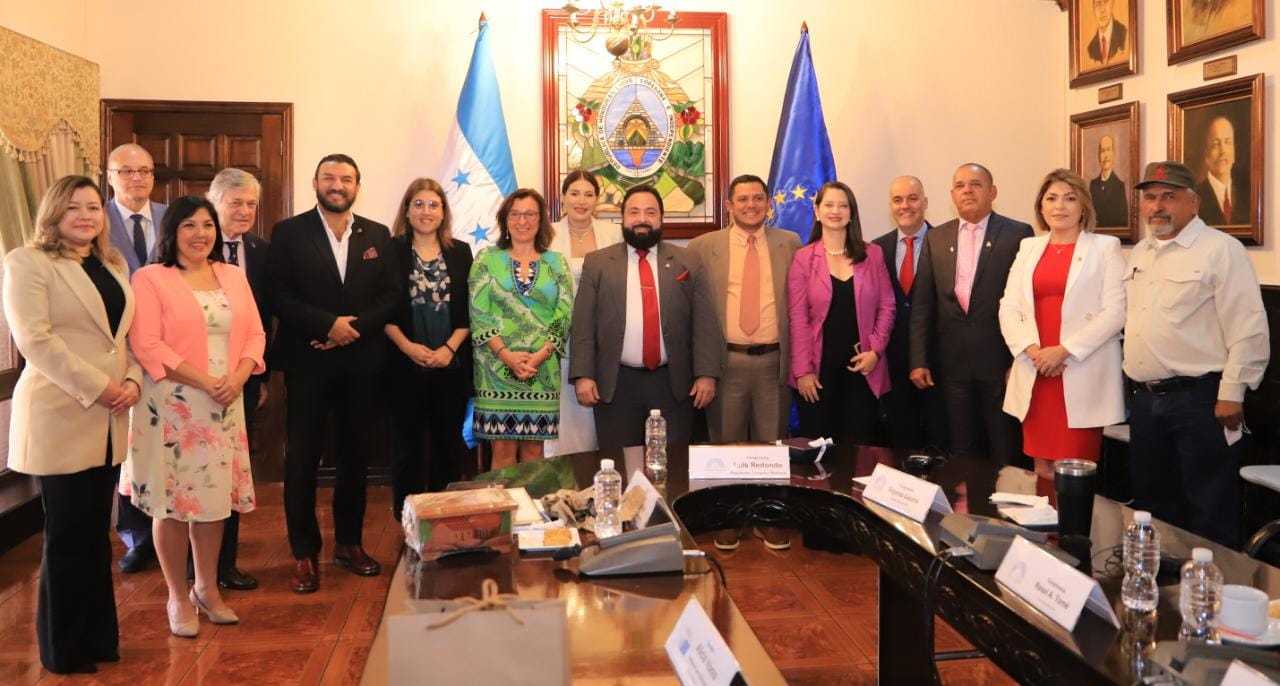 Junta Directiva del CN recibió a delegación del Parlamento Europeo para vigorizar la diplomacia parlamentaria